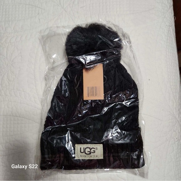 Ugg beanie NEW - Picture 2 of 3